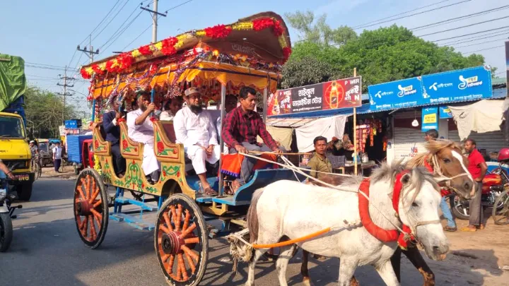 ঘোড়ার গাড়িতে ফুলবাড়ী সরকারি কলেজের অধ্যক্ষকে ব্যতিক্রমী বিদায়